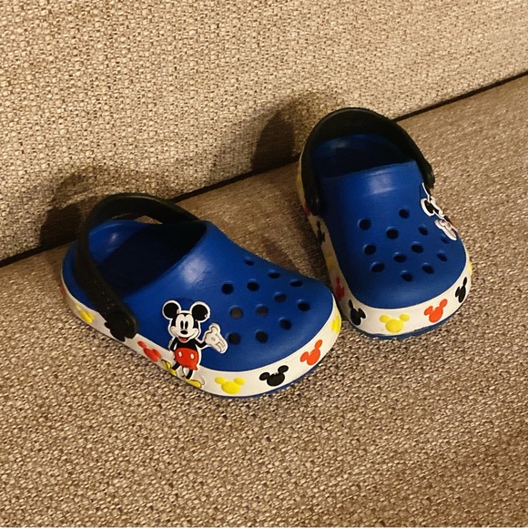 Disney Mickey Mouse Baby Boy’s Crocs Shoes Baby/Toddler Size 4 - Picture 3 of 3